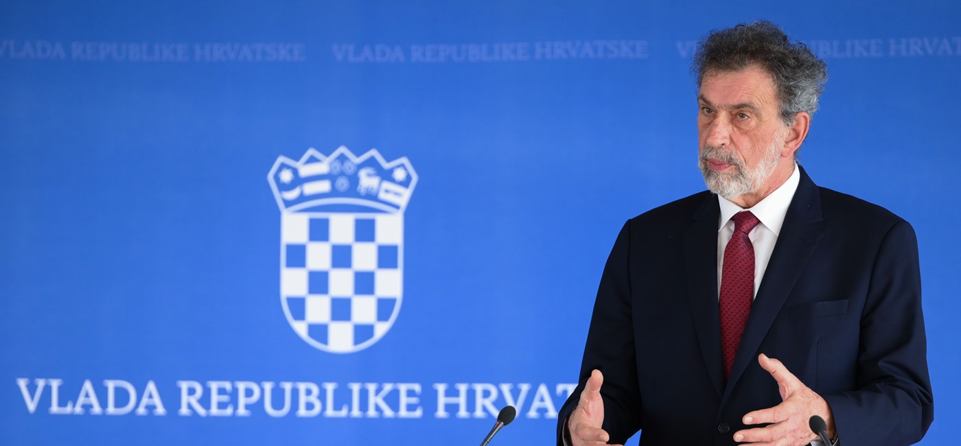 Fuchs: Vlada uredbom podiže plaće za prosječno 13,5 posto; Sutrašnji prosvjed školskih sindikata politički motiviran